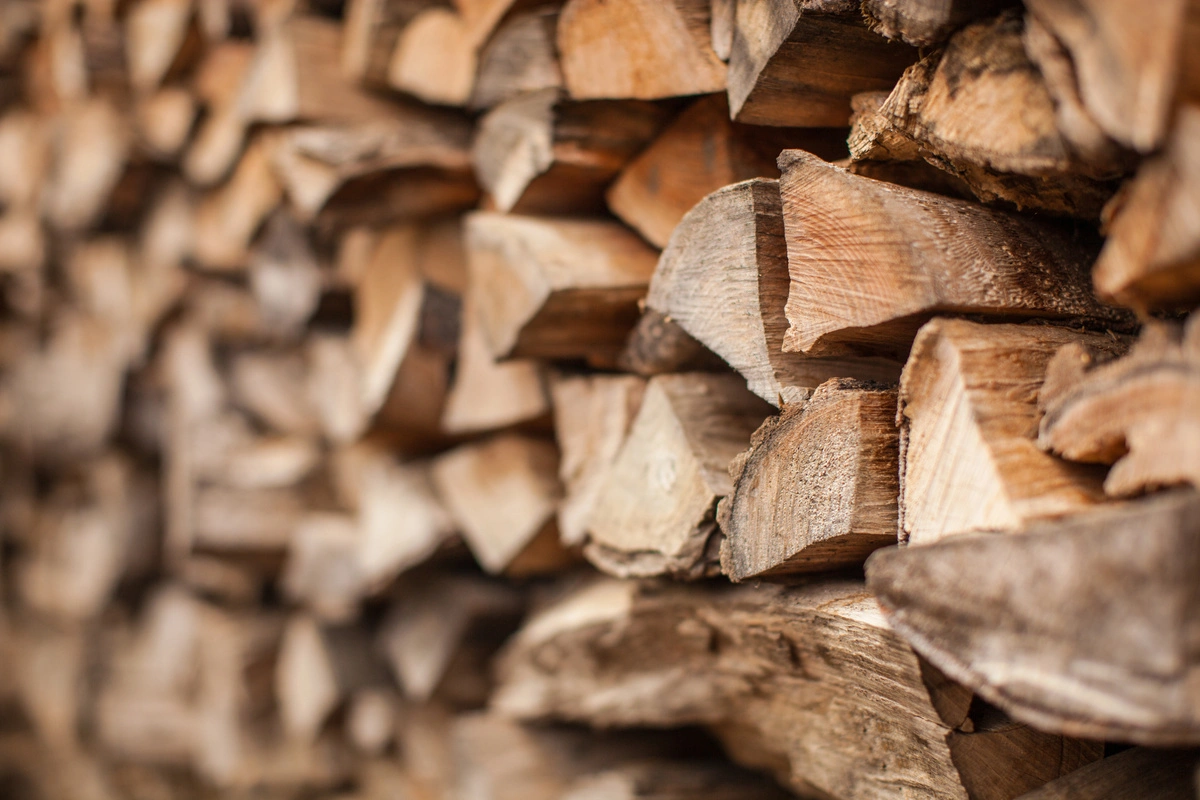 Rangées de bois de chauffage prêtes pour la vente