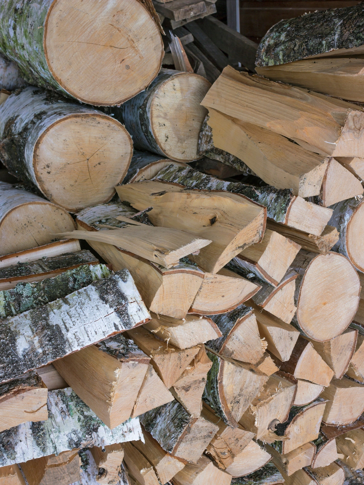 Tas de bois de chauffage coupé et empilé pour la vente